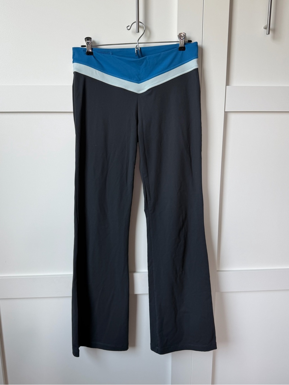 Victoria's Secret Black Flare Yoga Pants with Blue Chevron Waistband size Medium